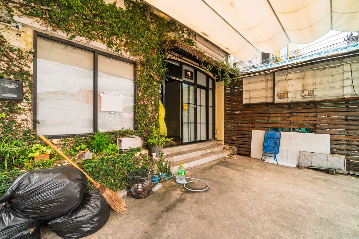 picture Commercial building for rent, 4 floors, 1 unit, 34.3 square wah, in the heart of Ratchada, Huai Khwang, Soi 20 June. - 5/23