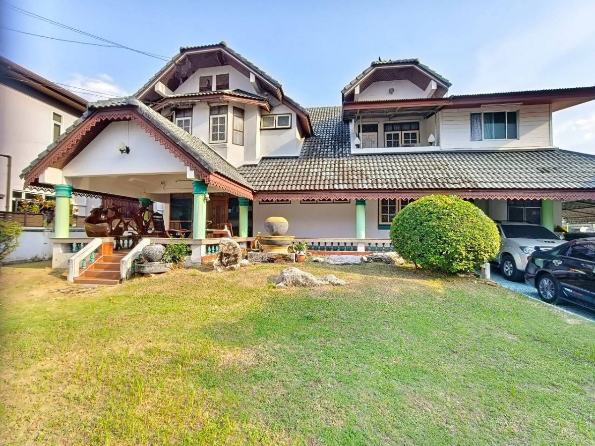 picture House for Sale on Phutthamonthon Sai 2 Road with Furniture (135 square wa ) - 1/6