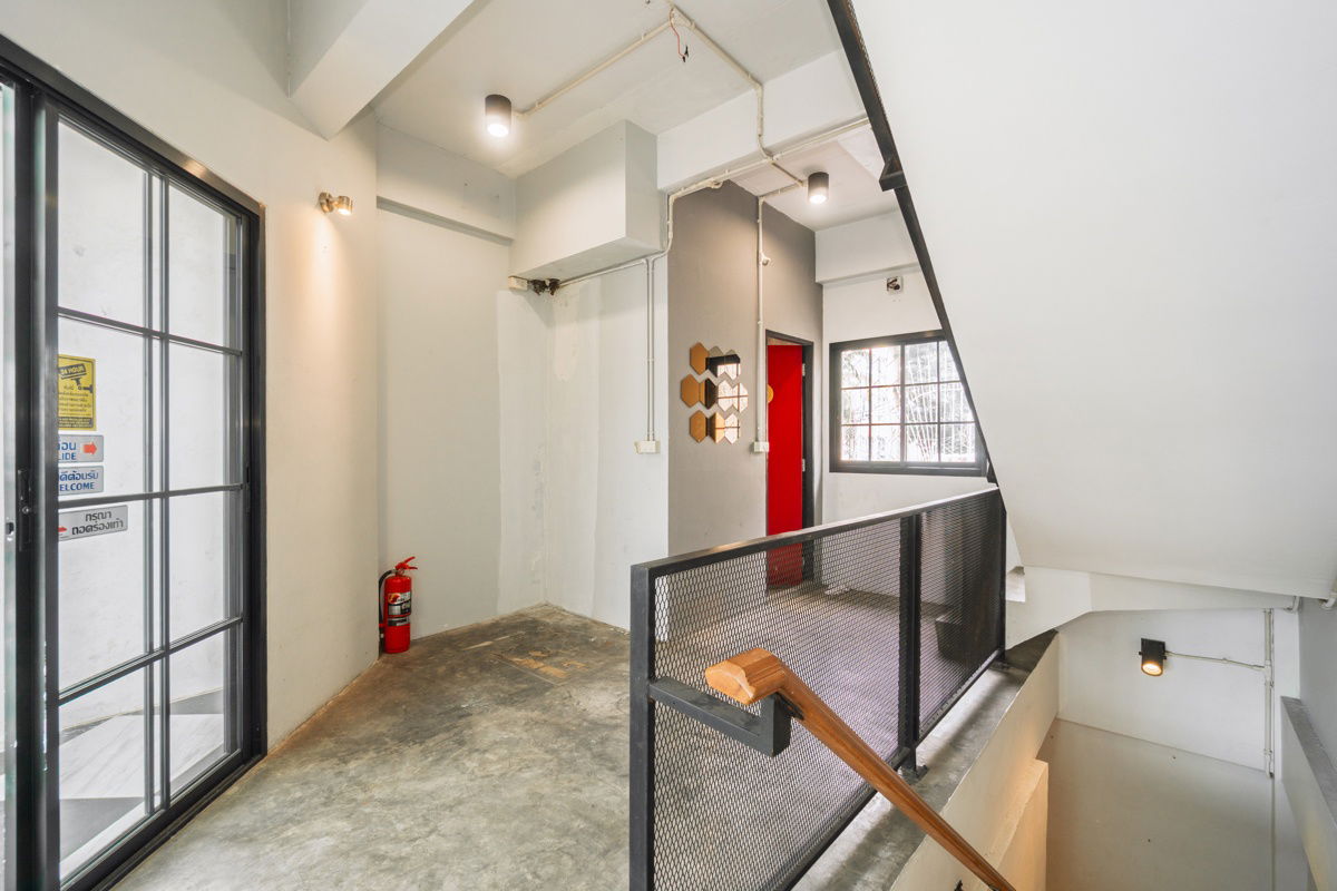 picture Commercial building for sale, 4 floors, 1 unit, 34.3 square wah, in the heart of Ratchada, Huai Khwang, Soi 20 Mituna - 7/21