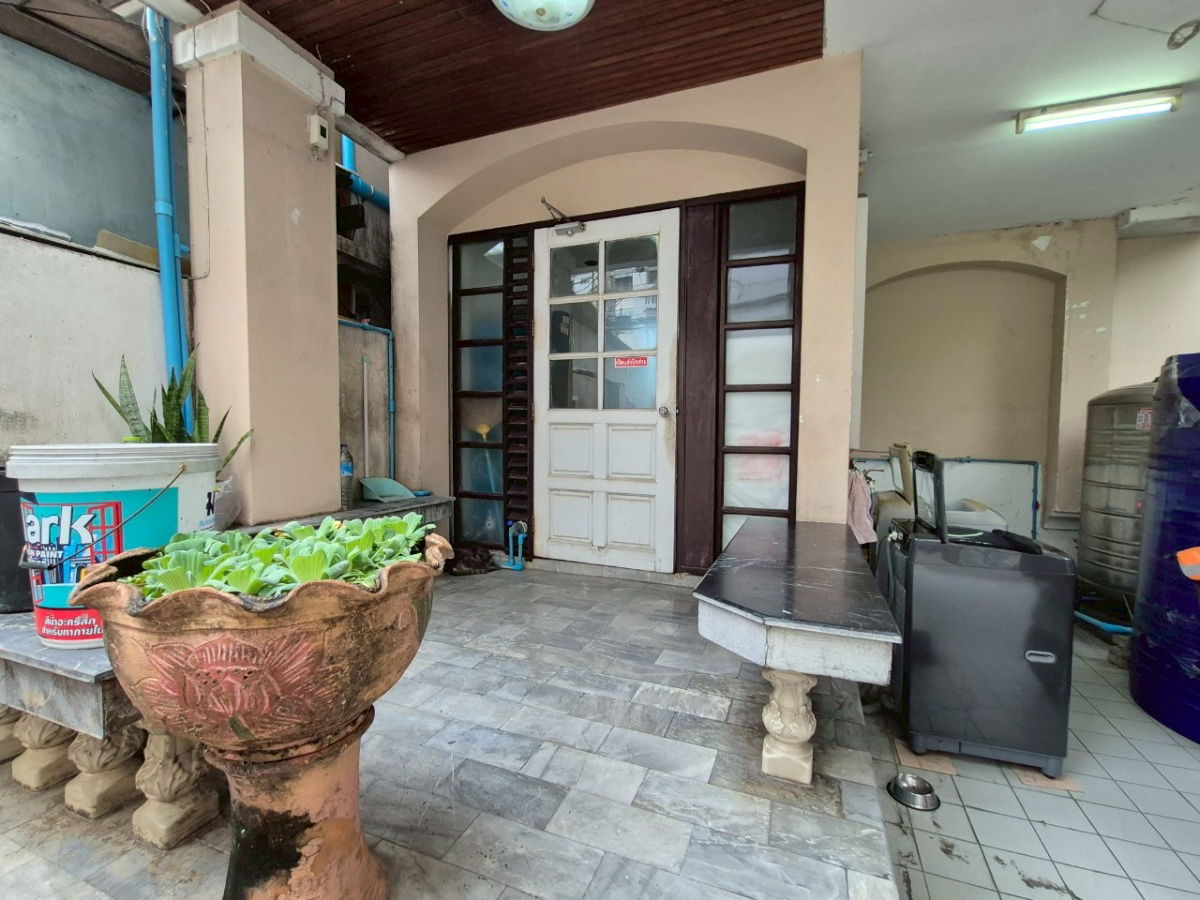 picture Apartment for Sale on Soi Ratchadaphisek 7, located behind Big C Ratchada and just minutes from MRT Huai Khwang - 2/9