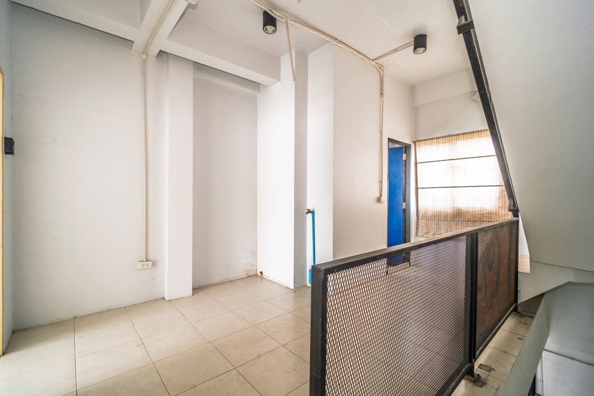 picture Commercial building for rent, 4 floors, 1 unit, 34.3 square wah, in the heart of Ratchada, Huai Khwang, Soi 20 June. - 21/23
