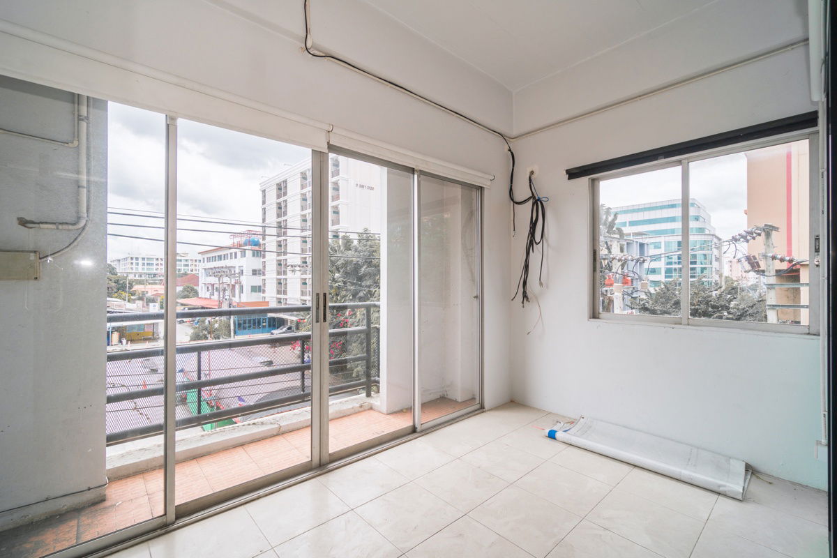 picture Commercial building for rent, 4 floors, 1 unit, 34.3 square wah, in the heart of Ratchada, Huai Khwang, Soi 20 June. - 16/23