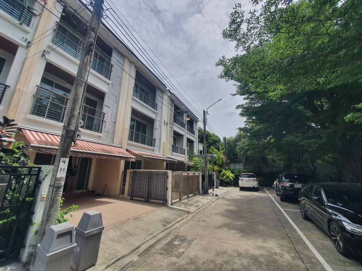 picture Luxury 3-Storey Townhome, Baan Klang Muang Ladprao 87 – Private Garden View - 4/27