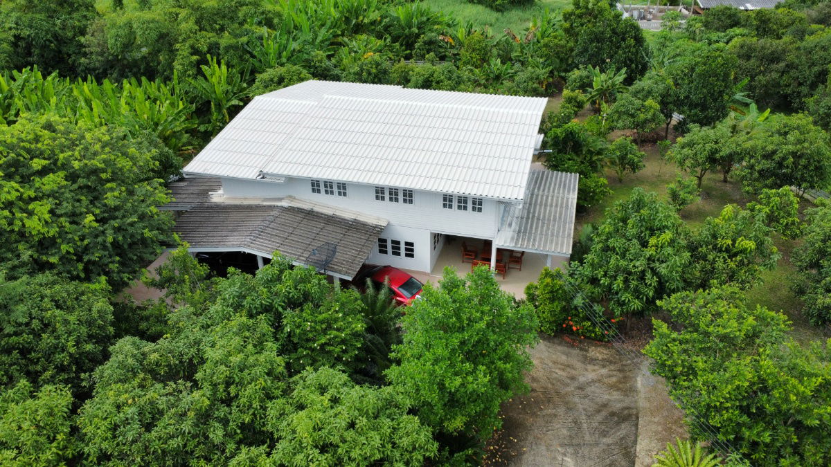 รูป ให้เช่าบ้านสวน 2 ชั้น รายเดือน ที่เหมาะสำหรับ อยู่อาศัย และทำธุรกิจ ร้านอาหาร คาเฟ่ สอนโยคะ ปฎิบัติธรรม บนพื้นที่เกือบ 3 ไร่ - รูปที่ 1/30