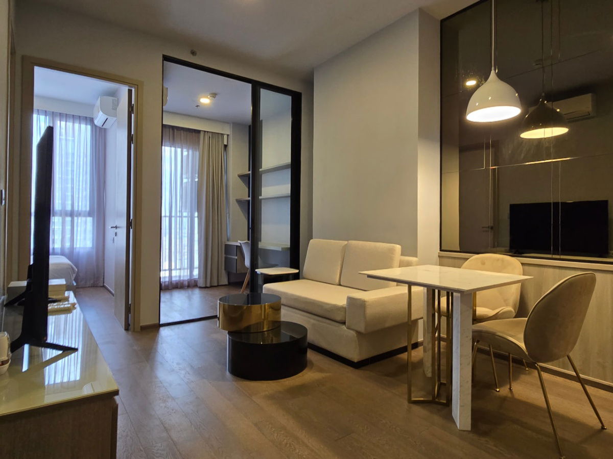 picture Park Origin Phayathai【𝐑𝐄𝐍𝐓】🔥Warm, minimalist tones, built-in cabinets throughout the walls, neat storage, an airy🔥  Contact Line ID: @hacondo - 5/10