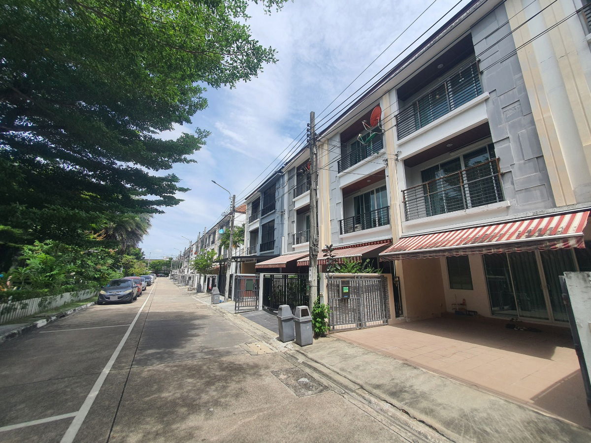 picture Luxury 3-Storey Townhome, Baan Klang Muang Ladprao 87 – Private Garden View - 3/27