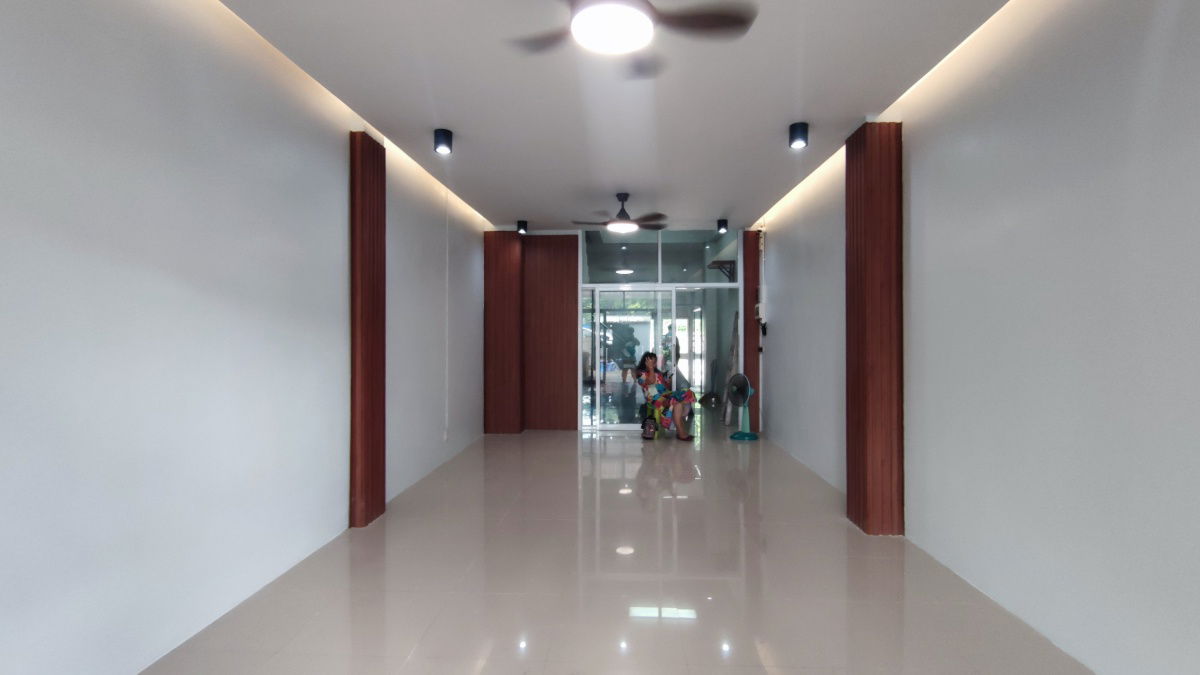 picture 3 Storey commercial building, 3 Bedrooms 3 Bathrooms, Located in front of highschool,Ready for bussiness and residence - 3/12