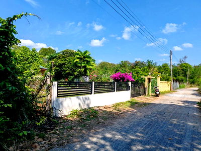 ขายบ้านแฝด : ขายด่วนบ้าน ที่ดิน พร้อมเฟอร์นิเจอร์ ใกล้ชายหาด สวนสน บ้านเพ ระยอง เพียง 150 เมตร พื้นที่ทั้งหมด 194 ตารางวา 