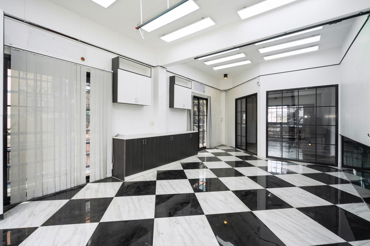 picture Commercial building for rent, 4 floors, 1 unit, 34.3 square wah, in the heart of Ratchada, Huai Khwang, Soi 20 June. - 11/23