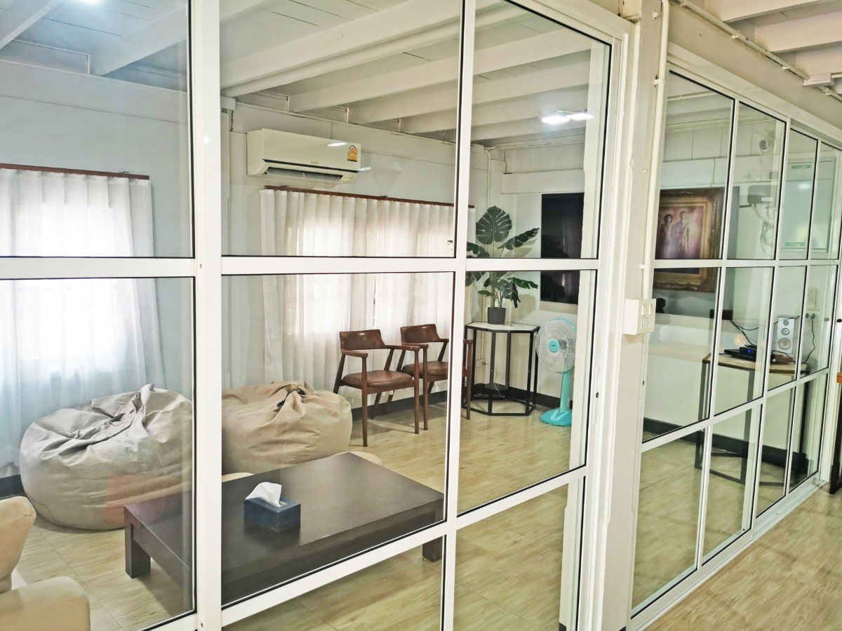 รูป ให้เช่าบ้านสวน 2 ชั้น รายเดือน ที่เหมาะสำหรับ อยู่อาศัย และทำธุรกิจ ร้านอาหาร คาเฟ่ สอนโยคะ ปฎิบัติธรรม บนพื้นที่เกือบ 3 ไร่ - รูปที่ 5/30