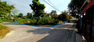 Land for sale Bangkok : Land for sale at the corner of Soi Petchkasem 69*Sawaddee 1, 99 sq m., multiple entrances and exits.