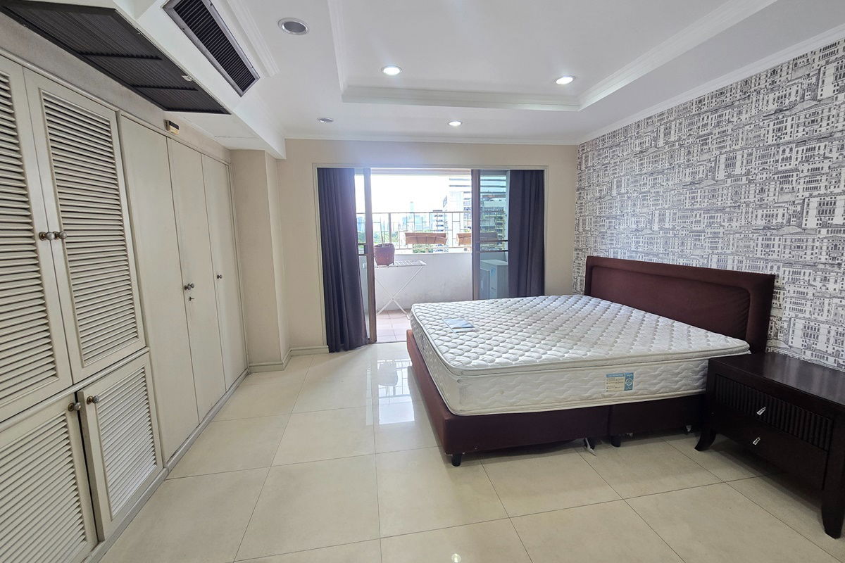 picture Large 3 bedroom for sale in Asoke - 13/14