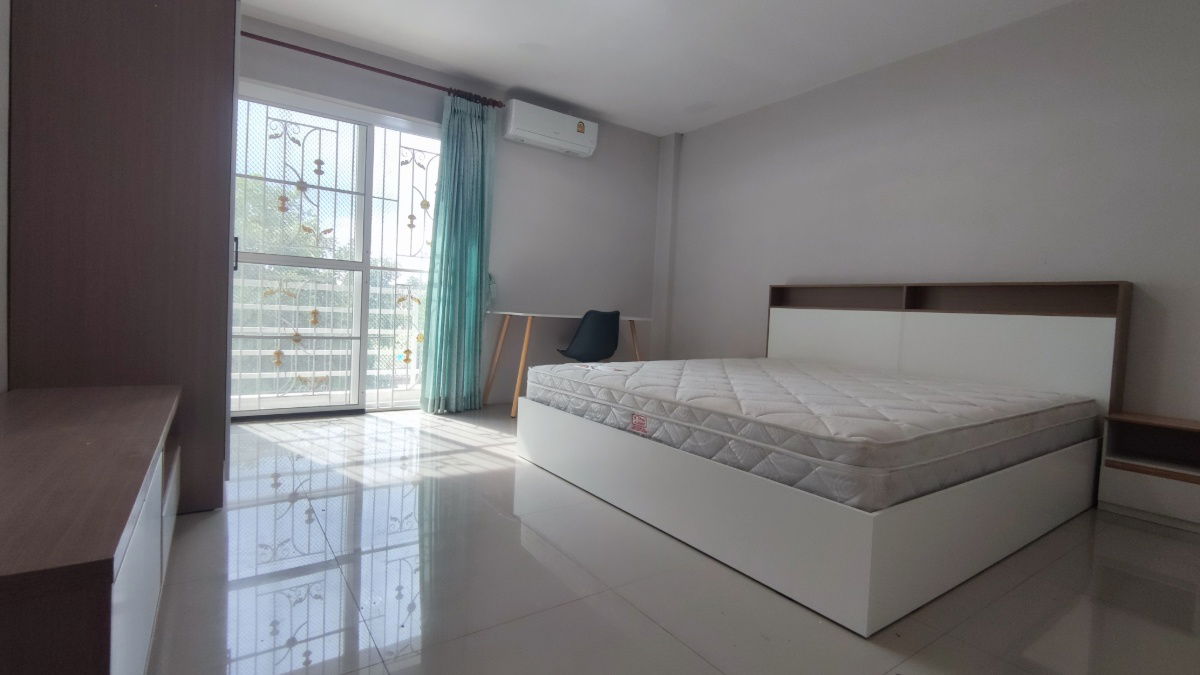 picture 3 Storey commercial building, 3 Bedrooms 3 Bathrooms, Located in front of highschool,Ready for bussiness and residence - 8/12
