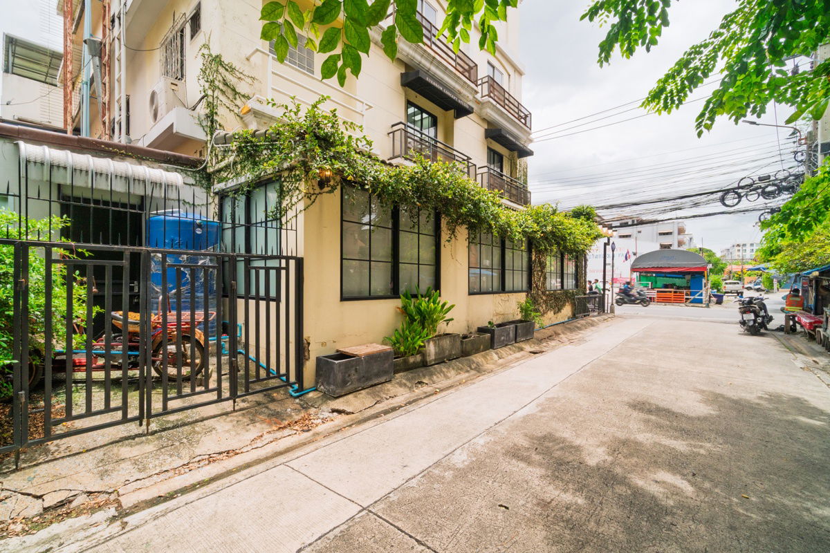 picture Commercial building for sale, 4 floors, 1 unit, 34.3 square wah, in the heart of Ratchada, Huai Khwang, Soi 20 Mituna - 3/21