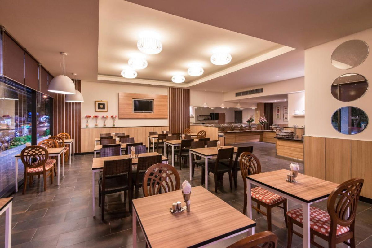 picture 4-star hotel for sale, 90 rooms, ready to continue operations immediately. Luxurious and beautifully decorated, Soi Sukhumvit , near BTS station. - 10/18