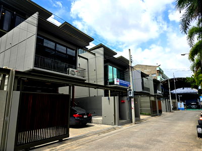 Home office for rent Golden Place Rama 9 : For Rent!! 4-Storey Home Office at THE PENTAS Ratchada–Rama 9 (Office Space, House for Rent, Single House for Rent)