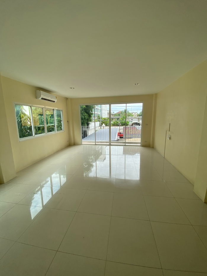 picture Commercial buildings for rent in prime Location Sukhumvit 64 near the BTS Punnawithi station only 500 meters. - 3/19