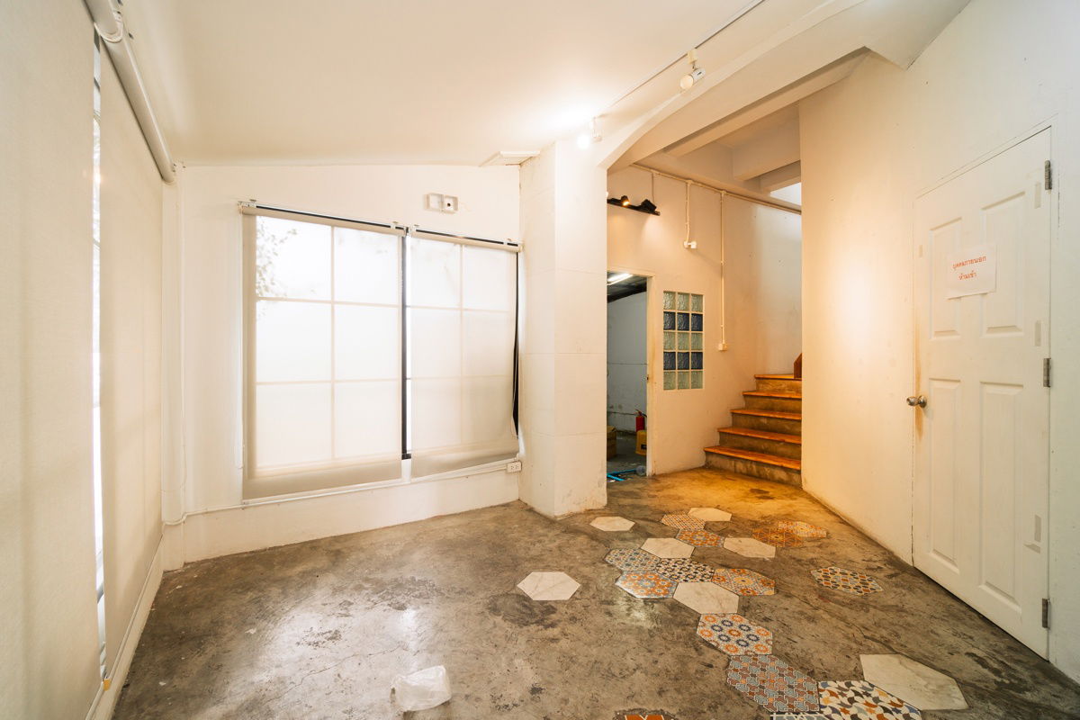 picture Commercial building for rent, 4 floors, 1 unit, 34.3 square wah, in the heart of Ratchada, Huai Khwang, Soi 20 June. - 8/23