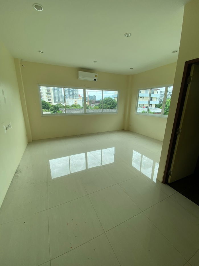 picture Commercial buildings for rent in prime Location Sukhumvit 64 near the BTS Punnawithi station only 500 meters. - 7/19