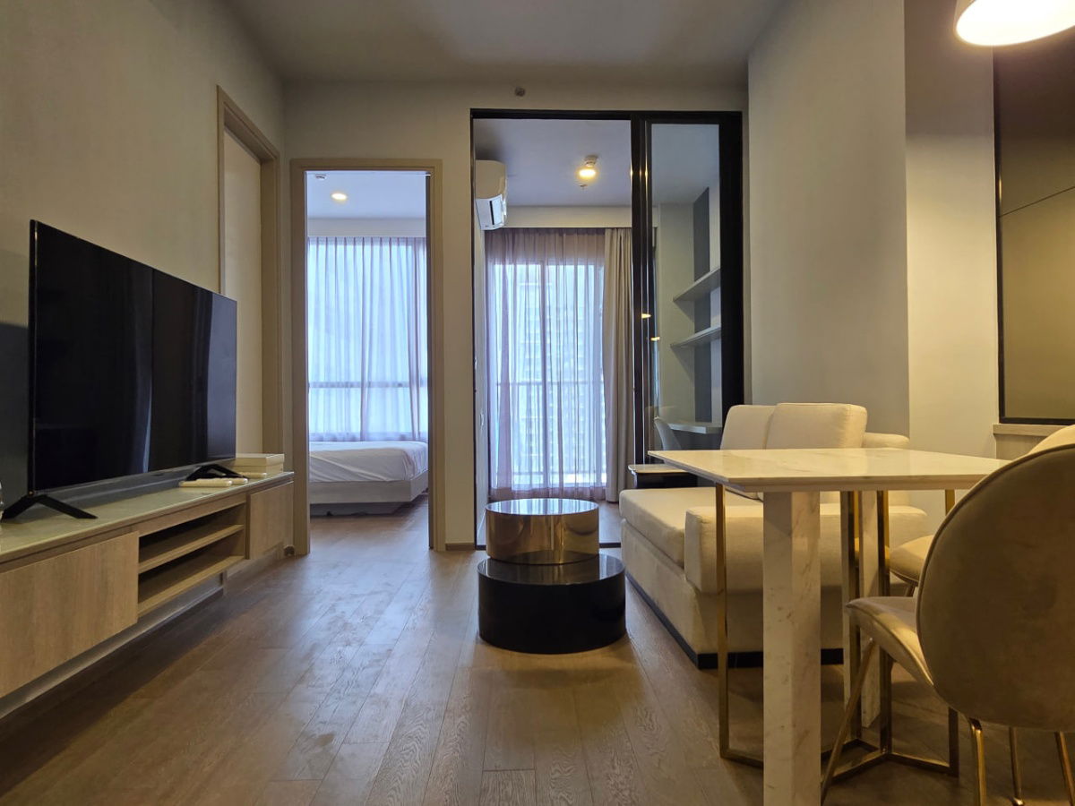 picture Park Origin Phayathai【𝐑𝐄𝐍𝐓】🔥Warm, minimalist tones, built-in cabinets throughout the walls, neat storage, an airy🔥  Contact Line ID: @hacondo - 6/10