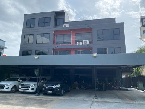 ให้เช่าอาคารสำนักงาน 4 ชั้น ถนนรามอินทรา พื้นที่ใช้สอยรวม 300 ตร.ม. ติดแอร์ทุกชั้น ทุกห้อง เฟอร์นิเจอร์บางส่วน พร้อมที่จอดรถ 7-10 คัน