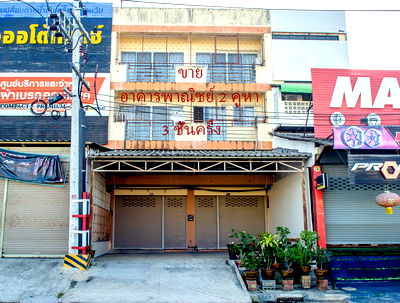 Shophouses for sale Chonburi : Commercial Building (2 Units, 3.5 Stories) Located on Highway 36, near Krating Lai Junction. 