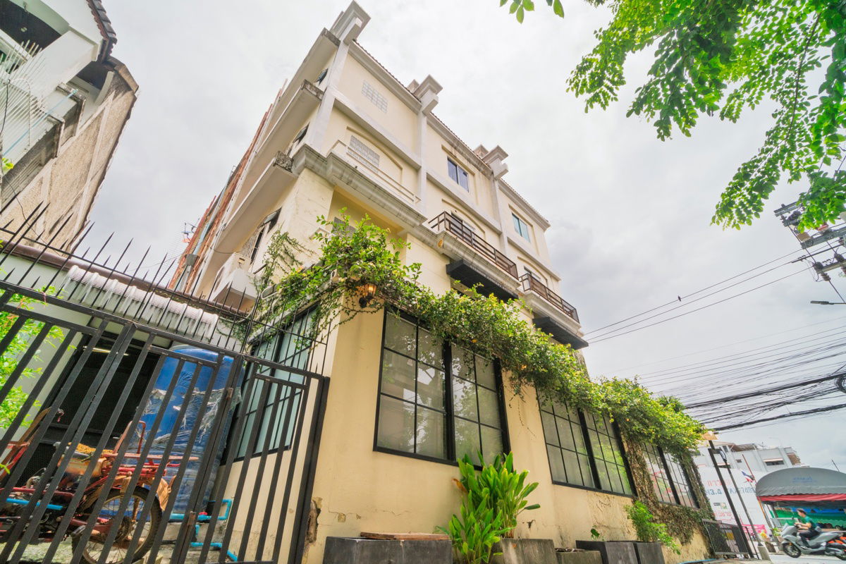 picture Commercial building for sale, 4 floors, 1 unit, 34.3 square wah, in the heart of Ratchada, Huai Khwang, Soi 20 Mituna - 2/21