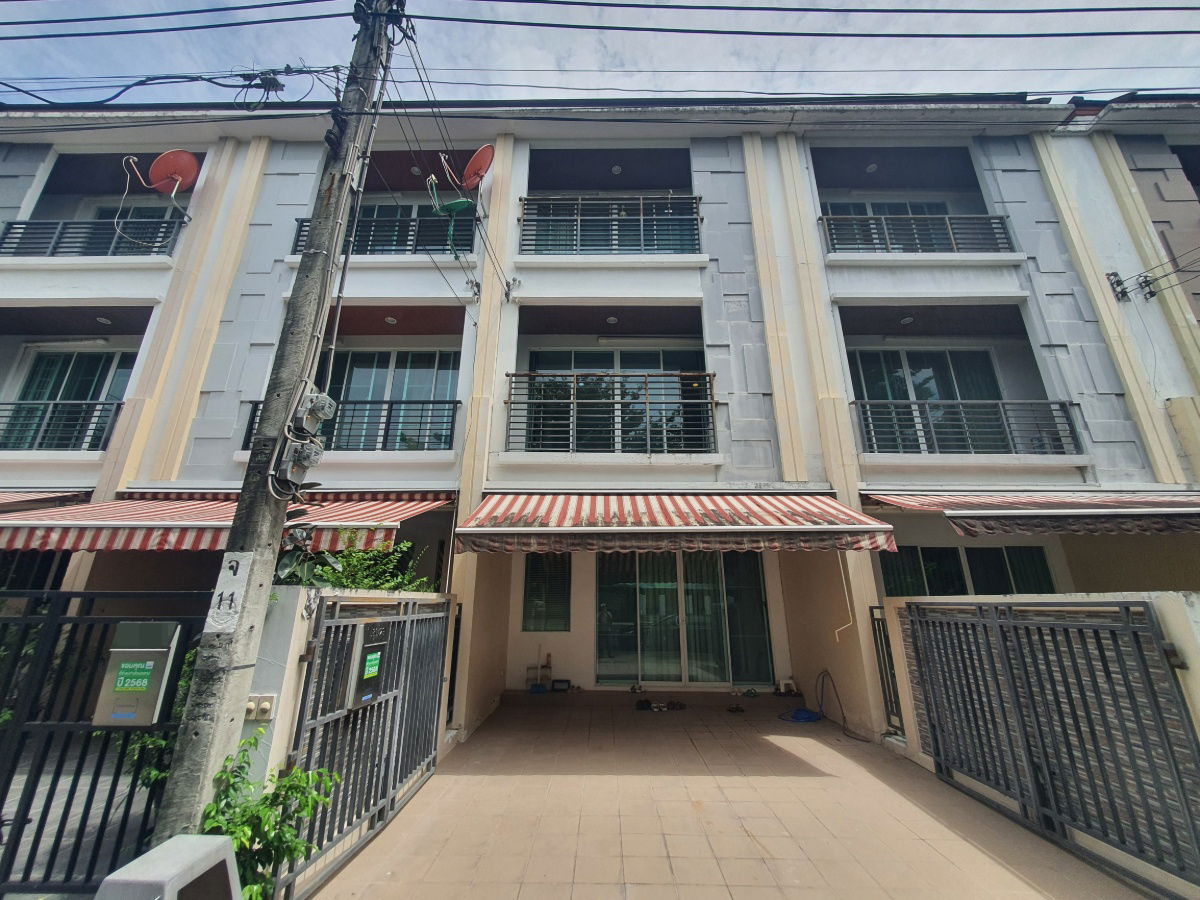 picture Luxury 3-Storey Townhome, Baan Klang Muang Ladprao 87 – Private Garden View - 2/27