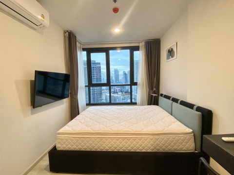 XT Huaikhwang 75m. MRT  1Bedroom + walk in closet 👚👗👙 Take city view no damage from earthquake