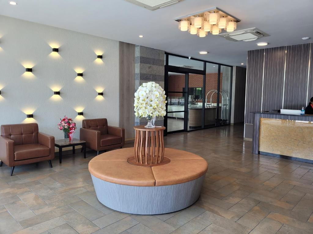 picture 4-star hotel for sale, 90 rooms, ready to continue operations immediately. Luxurious and beautifully decorated, Soi Sukhumvit , near BTS station. - 7/18