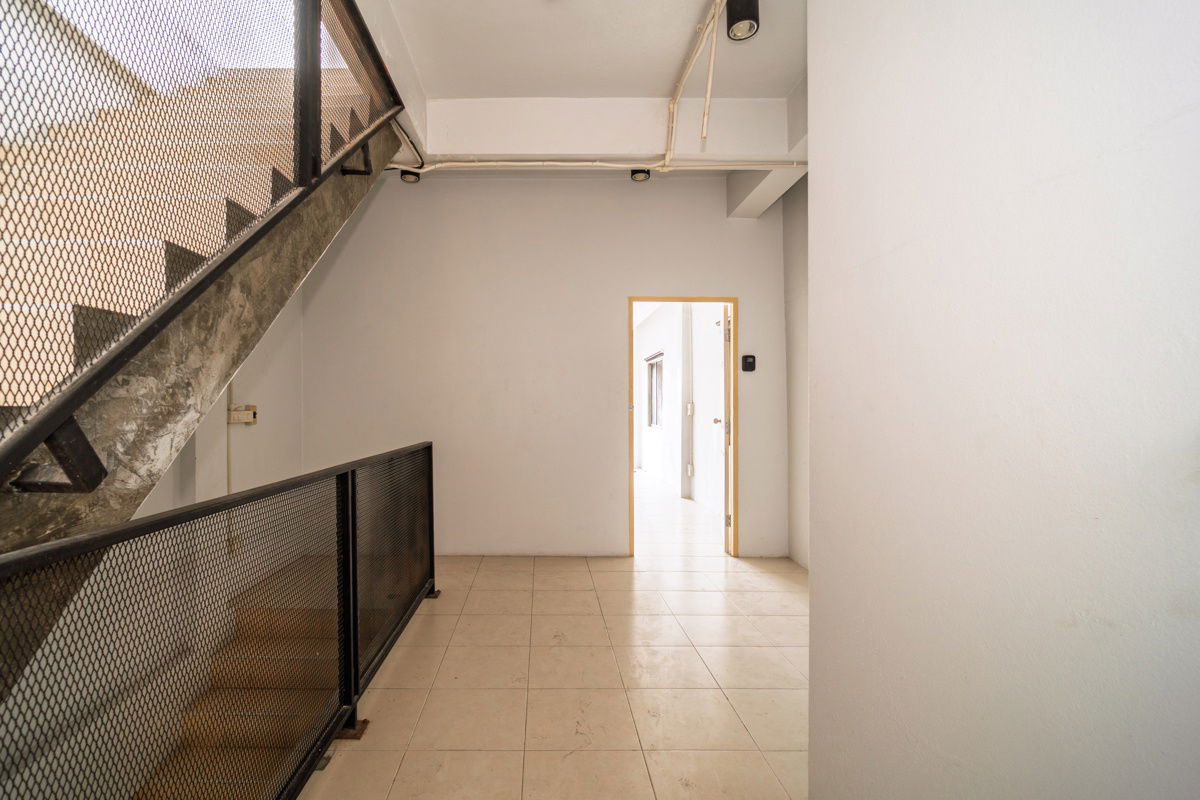 picture Commercial building for sale, 4 floors, 1 unit, 34.3 square wah, in the heart of Ratchada, Huai Khwang, Soi 20 Mituna - 17/21