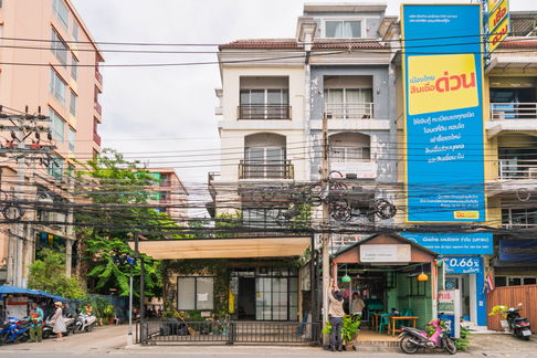 Commercial building for sale, 4 floors, 1 unit, 34.3 square wah, in the heart of Ratchada, Huai Khwang, Soi 20 Mituna