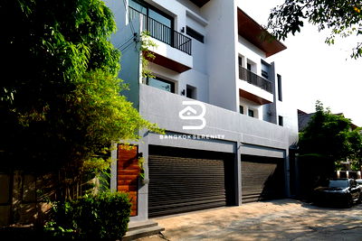 Townhouses for rent Benjasiri Park : Townhouse for rent in Sukhumvit-Prompong