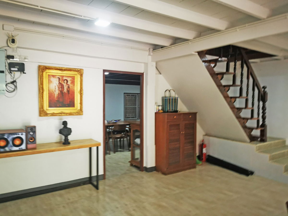รูป ให้เช่าบ้านสวน 2 ชั้น รายเดือน ที่เหมาะสำหรับ อยู่อาศัย และทำธุรกิจ ร้านอาหาร คาเฟ่ สอนโยคะ ปฎิบัติธรรม บนพื้นที่เกือบ 3 ไร่ - รูปที่ 9/30