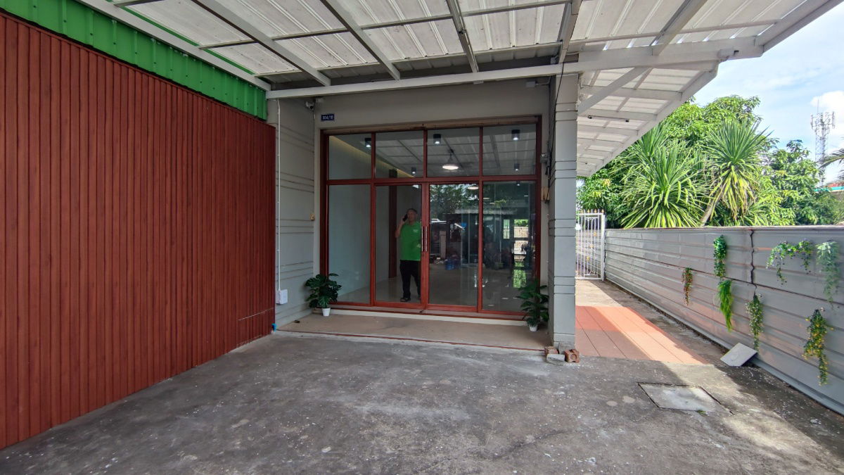 picture 3 Storey commercial building, 3 Bedrooms 3 Bathrooms, Located in front of highschool,Ready for bussiness and residence - 1/12
