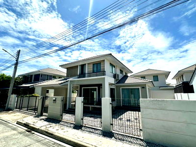 เช่าบ้านเดี่ยว ม.เทคโนโลยีราชมงคลตะวันออก : ให้เช่าบ้านเดี่ยวพร้อมอยู่ หมู่บ้านแกรนด์ วัลเล่ สุขุมวิท-เลี่ยงหนองมน ชลบุรี 