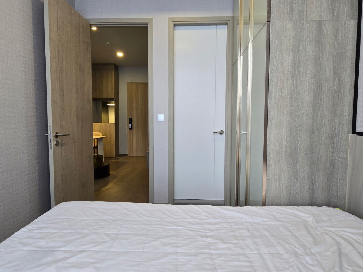 picture Park Origin Phayathai【𝐑𝐄𝐍𝐓】🔥Warm, minimalist tones, built-in cabinets throughout the walls, neat storage, an airy🔥  Contact Line ID: @hacondo - 3/10