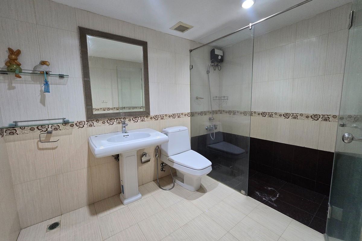 picture Large 3 bedroom for sale in Asoke - 14/14