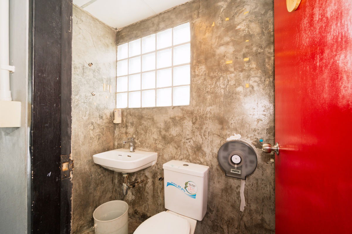 picture Commercial building for rent, 4 floors, 1 unit, 34.3 square wah, in the heart of Ratchada, Huai Khwang, Soi 20 June. - 12/23