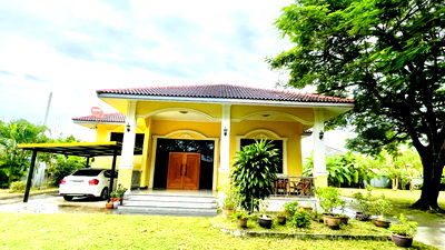 เช่าบ้านเดี่ยว เมืองอุดรธานี อุดรธานี : บ้านสวนร่มรื่นให้เช่าบ้านเดี่ยวหลังใหญ่ พื้นที่กว้าง บ้าน 1 ชั้นครึ่ง  3 ห้องนอน 3 ห้องน้ำ