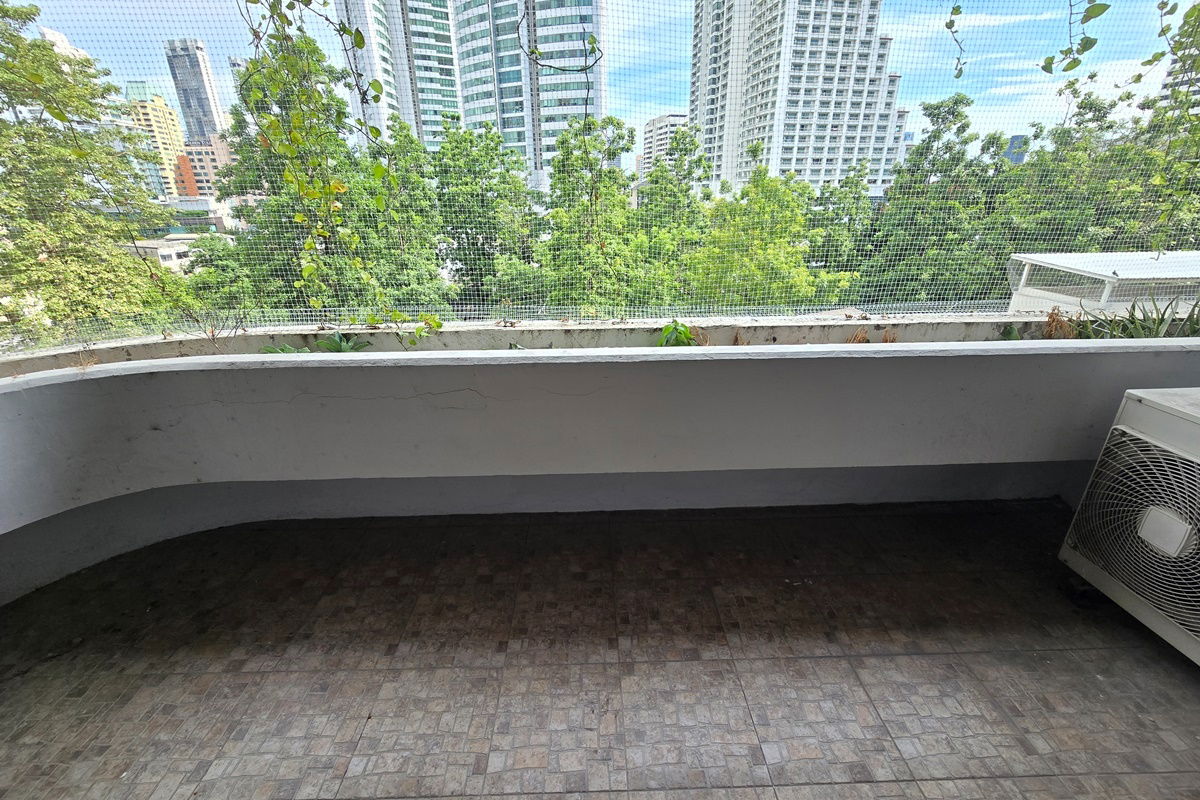 picture Large 3 bedroom for sale in Asoke - 2/14