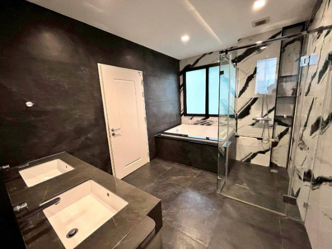 รูป  ♦ Luxury class ♦ บ้านเดี่ยว 2 ชั้น | ขนาดที่ดิน 107.00 ตร.ว. พื้นที่ใช้สอย 555.00 ตร.ม. | 4 ห้องนอน 5 ห้องน้ำ 3 ที่จอดรถ | ใกล้ Mega Bangna - รูปที่ 21/27