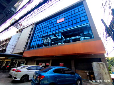 Shophouses for sale Bangkok : 4-Unit Commercial Building in Bangkhen, Near MRT Maiyalap
