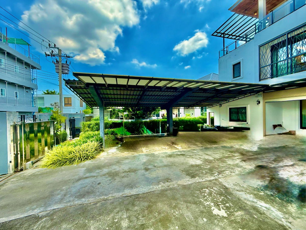 picture 3-storey detached house for sale with 296 sq wa of land  Sukhumvit 101, Bangkok, near BTS Punnawithi - 83/92