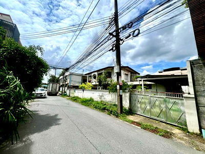 ที่ดิน วิทยาลัยพณิชยการบางนา : ขายที่ดินสุขุมวิทตอนกลาง ซอยมีสุวรรณ 3 แยก 16 (ปรีดีพนมยงค์ 14 - สุขุมวิท 71) เข้า-ออกได้หลายทาง: สุขุมวิท / เอกมัย / ทองหล่อ / อ่อนนุช / พัฒนาการ 