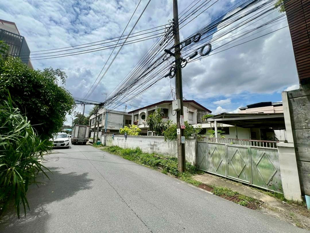 รูป ขายที่ดินสุขุมวิทตอนกลาง ซอยมีสุวรรณ 3 แยก 16 (ปรีดีพนมยงค์ 14 - สุขุมวิท 71) เข้า-ออกได้หลายทาง: สุขุมวิท / เอกมัย / ทองหล่อ / อ่อนนุช / พัฒนาการ  - รูปที่ 1/6