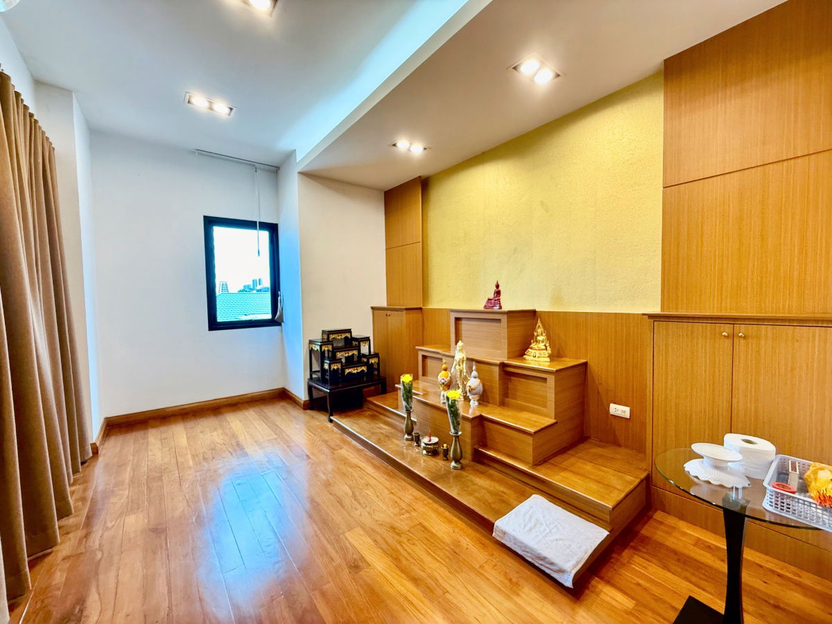 picture 3-storey detached house for sale with 296 sq wa of land  Sukhumvit 101, Bangkok, near BTS Punnawithi - 76/92