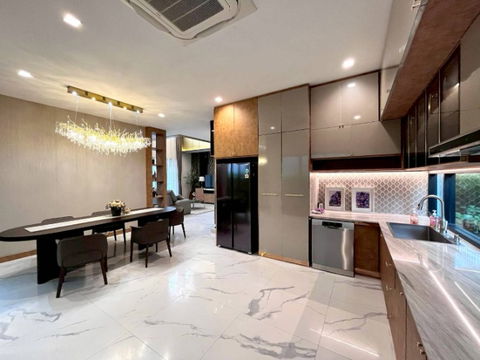  ♦ Luxury class ♦ บ้านเดี่ยว 2 ชั้น | ขนาดที่ดิน 107.00 ตร.ว. พื้นที่ใช้สอย 555.00 ตร.ม. | 4 ห้องนอน 5 ห้องน้ำ 3 ที่จอดรถ | ใกล้ Mega Bangna