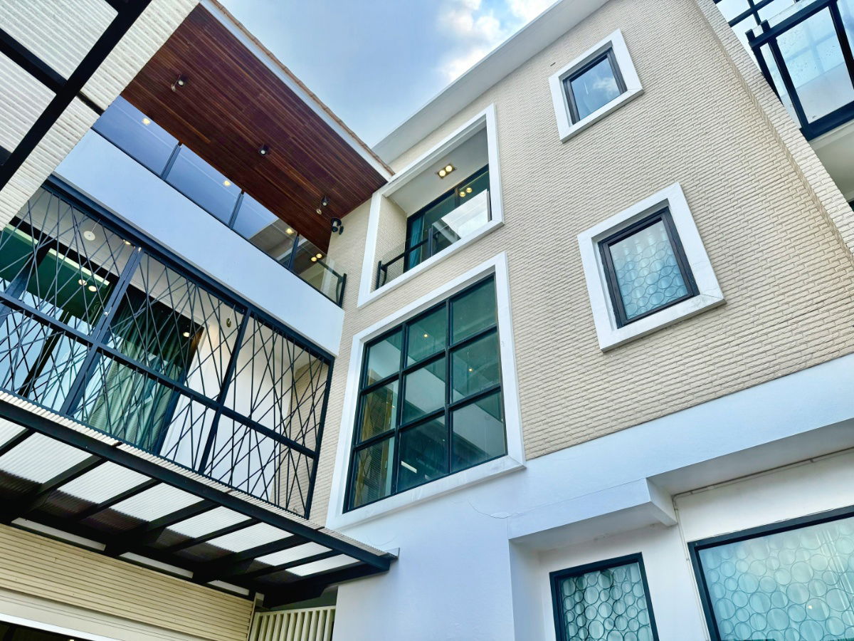 picture 3-storey detached house for sale with 296 sq wa of land  Sukhumvit 101, Bangkok, near BTS Punnawithi - 89/92