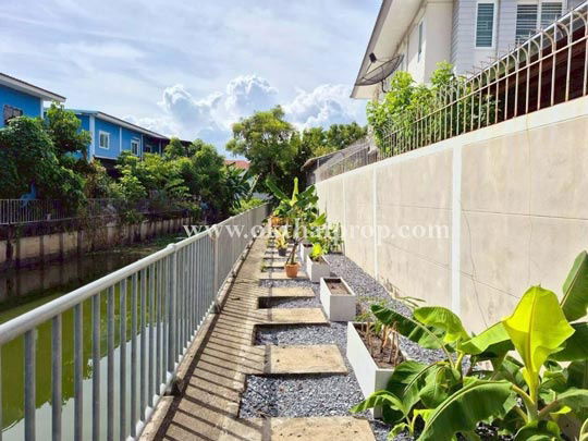 picture Land, Soi Lat Phrao 101, near Bang Kapi BTS Station, Bangkok - 7/15